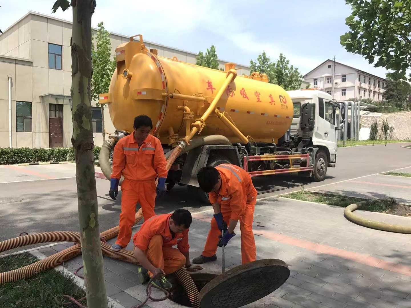 黎平管道疏通车停在窨井附近